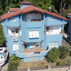 Marmaris'de Üç Katlı Üç Daireli Havuzlu Müstakil Bina